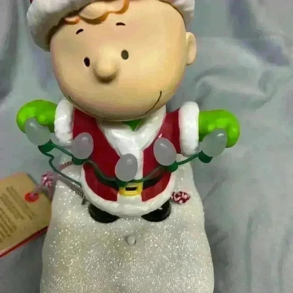 Hallmark 2015 Peanuts Gang Christmas Music and Light Show featuring Linus NWT - Picture 6 of 16